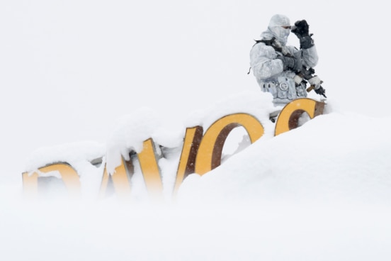 Policier dans la neige à Davos