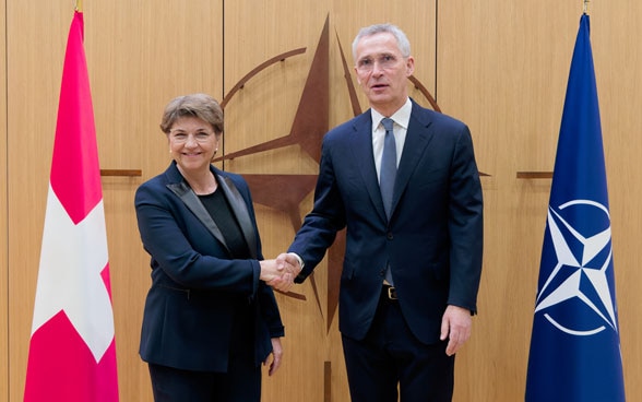 La conseillère fédérale Amherd et le secrétaire général de l’OTAN Stoltenberg. 