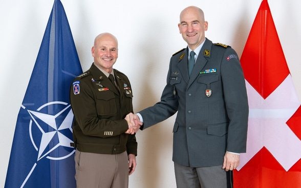 Le général Christopher G. Cavoli avec le chef de l’Armée, le commandant de corps Thomas Süssli