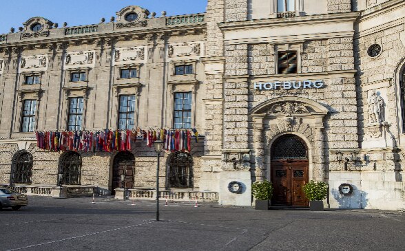 Der Haupteingang zur OSZE in der fahnenbehängten Hofburg.