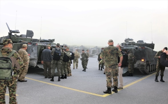 Mehrere Panzerfahrzeuge werden begutachtet.