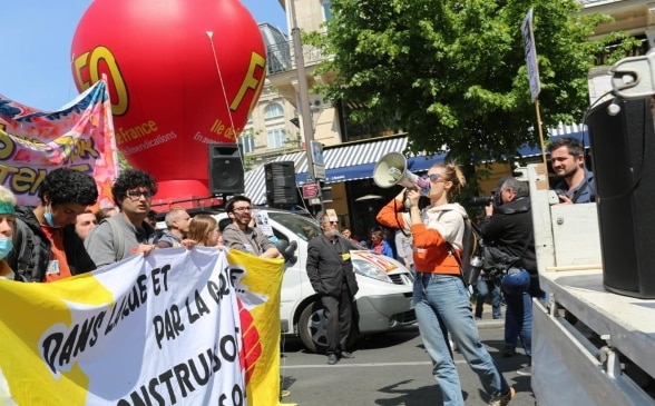 Una donna con un megafono partecipa a una manifestazione.