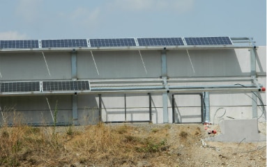 Mit Solarzellen bestückte Lärmschutzwand 