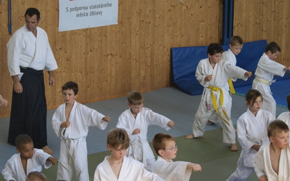 Professeur Heuscher de l’école d’aïkido de Langenthal avec jeunes sportifs tchèques