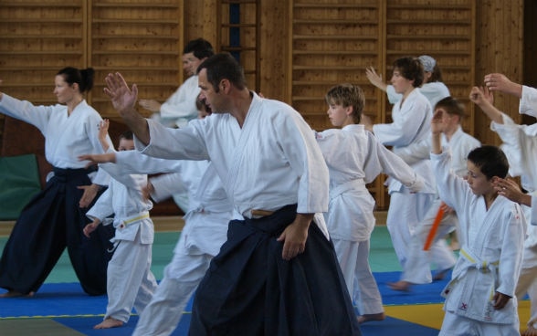 Herr Heuscher von der AiKiDo-Schule in Langenthal mit  jungen tschechischen Nachwuchssportlern