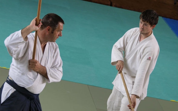 Signor Heuscher della scuola AiKiDo di Langenthal con giovani sportivi cechi