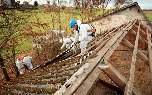 Renewal of roofs containing asbestos