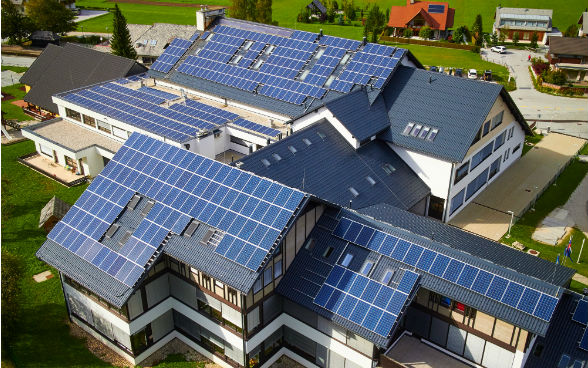 La scuola di Kranjska Gora dispone ora di un nuovo impianto fotovoltaico.