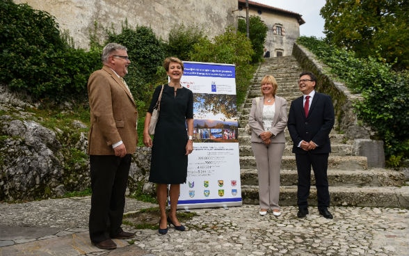 Simonetta Sommaruga insieme a Janez Fajfar, sindaco di Bled, Alenka Smerkolj, Ministro dello sviluppo e della coesione e Rok Šimenc, direttore di BSC Kranj, in occasione della festa indetta per festeggiare la fine del progetto REAAL.