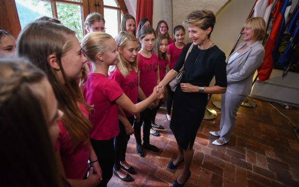 President Simonetta Sommaruga greets children.