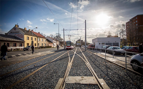 Un tram traverse la ville tchèque de Olomuc.