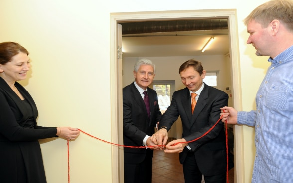 L’ambassadeur de Suisse et le président du comité de direction d’ALTUM coupent le ruban rouge.