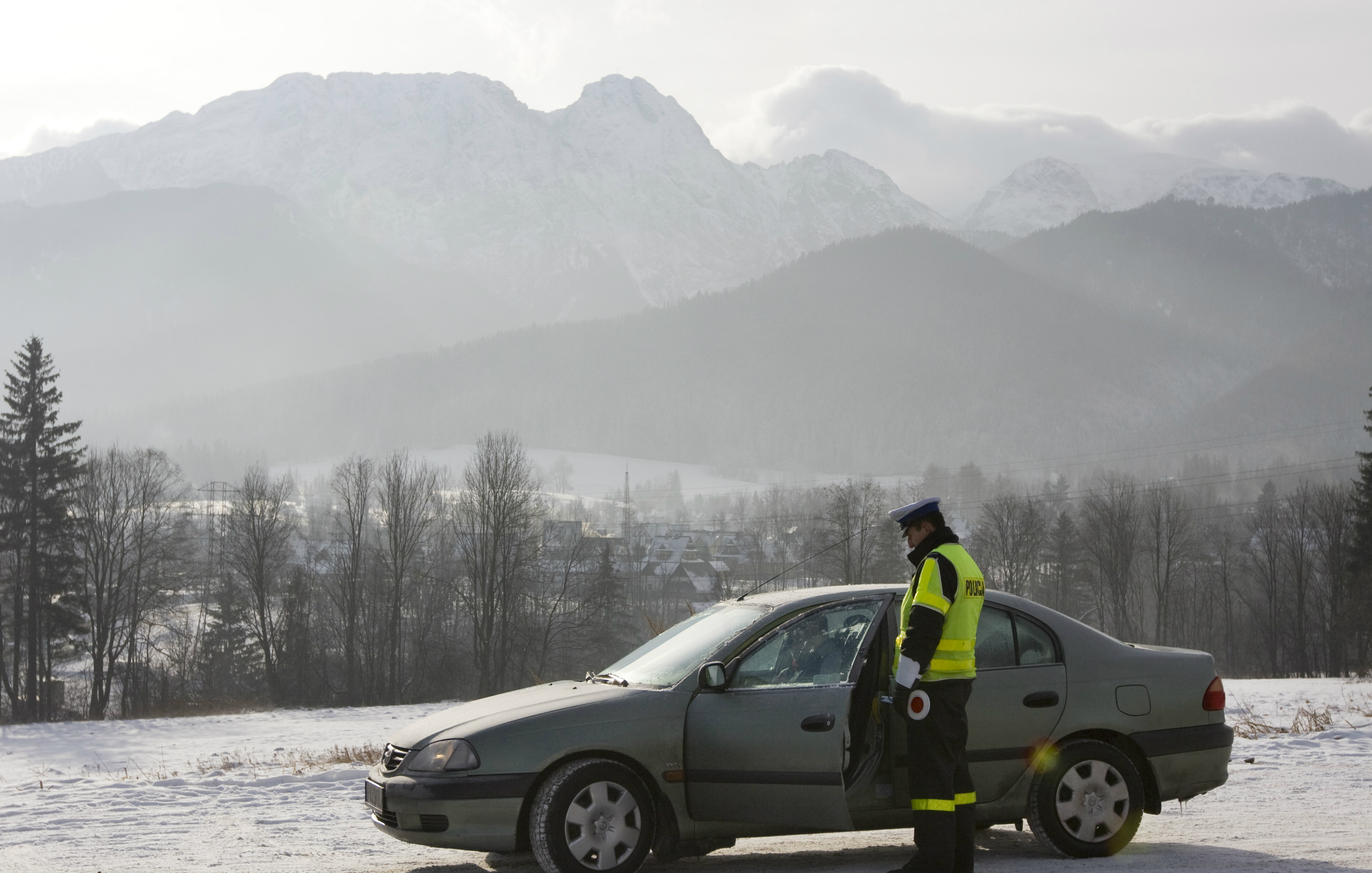 Ein polnischer Polizist kontrolliert einen Fahrzeuglenker.