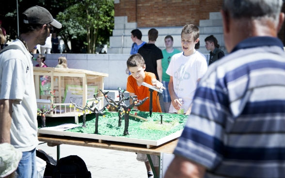 Schüler mit Solar-Modellpark 