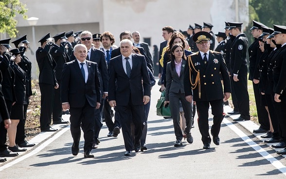 Il consigliere federale Ueli Maurer e il ministro dell’interno bulgaro Valentin Radev hanno inaugurato nel 2018 questo centro di addestramento dell’Accademia nazionale di polizia bulgara con una cerimonia ufficiale. 