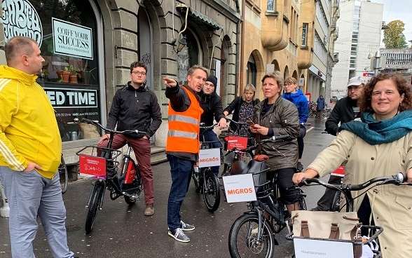Un groupe de représentants croates et suisses lors d’un tour effectué en vélo électrique dans le quartier nord de Berne le 18 octobre 2019 aux alentours du pont de la Lorraine.