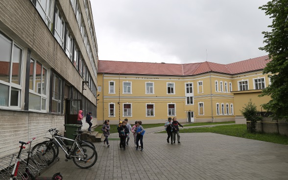 Des élèves devant l’école. 