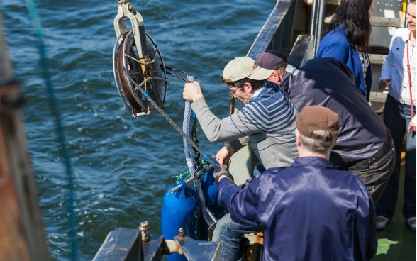 des chercheurs immergent un sonar à balayage latéral.