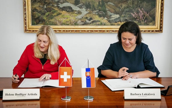 La secrétaire d'État Helene Budliger Artieda et la secrétaire d'État slovaque Barbora Lukáčová signent le dernier accord de mise en œuvre du volet cohésion.