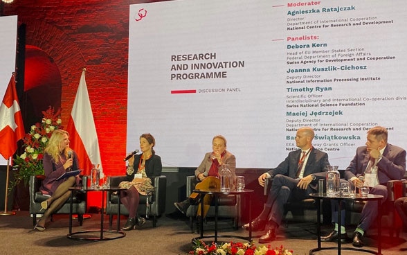 Das Foto zeigt Vertreterinnen und Vertreter aus der Verwaltung und Wissenschaft auf dem Panel. Sie diskutieren über das schweizerisch-polnische Programm «Forschung und Innovation».