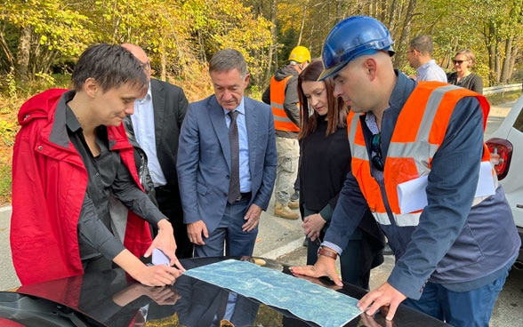 L'ambasciatore Urs Hammer e il ministro croato per lo Sviluppo regionale e i Fondi UE Nataša Tramišak in visita ai progetti idrici e di depurazione a Gorski Kotar.