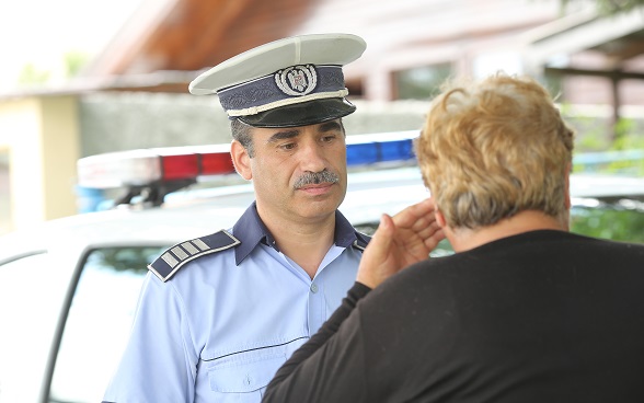 Un policier à l'écoute d'un habitant 