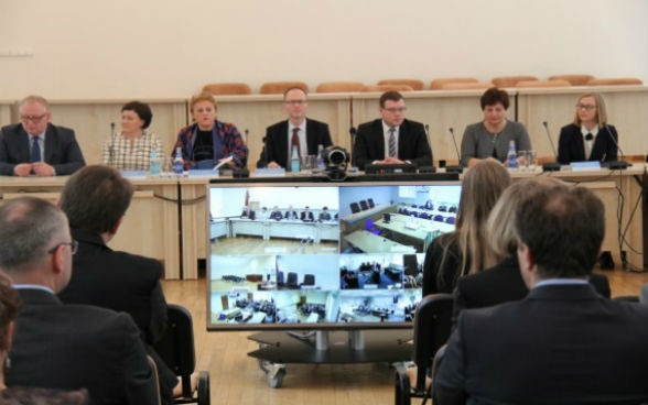 ALT: Representatives of the Ministry of Justice, courts and prosecuting authorities in Lithuania taking part in a seminar on how to use the videoconferencing equipment. 