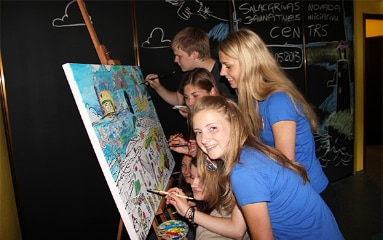 Giovani che disegnano in un centro giovanile in Lettonia