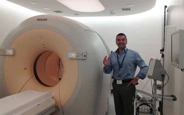 Il dottor Anthony Samuel, medico specializzato in medicina nucleare e primario del reparto di radiologia dell’ospedale «Mater Dei» di Malta, presenta lo scanner PET.