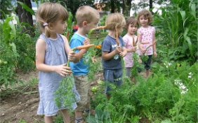 Un gruppo di bambini gioca in un orto scolastico biologico in Slovenia