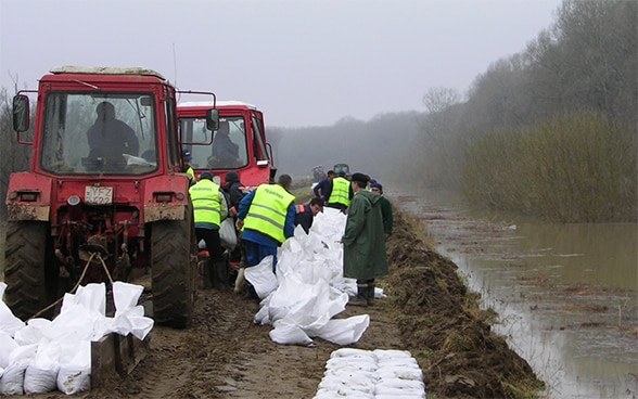 Arbeiter sichern das Ufergelände des ungarischen Flusses Tisza (dt.: Theiss) gegen Überschwemmungen ab 