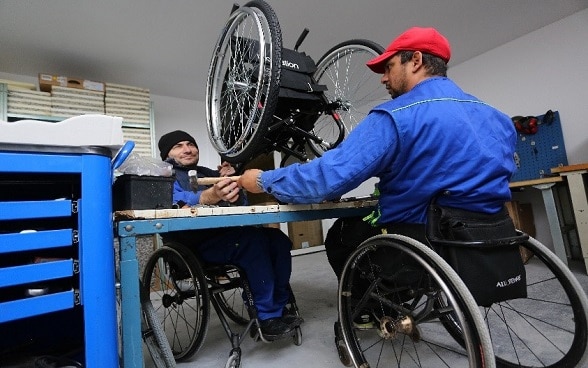 Des employés fabriquent un fauteuil roulant 