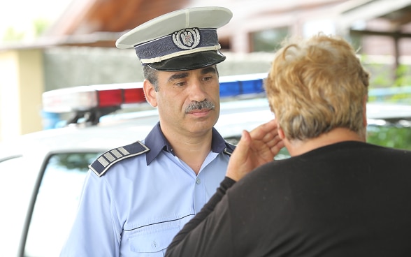 Un policier écoute une femme.