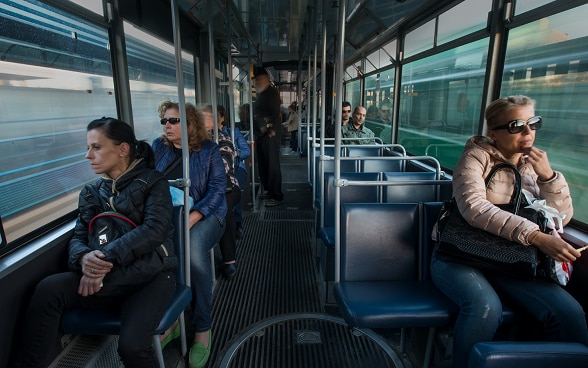 Persone sedute in tram.
